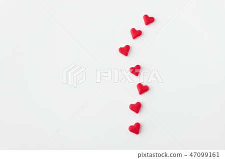 close up of red and pink heart shaped candies close up of red and pink heart shaped candies 47099161