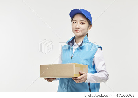 Courier, Courier article, Delivery man, Young man, Young woman 47100365