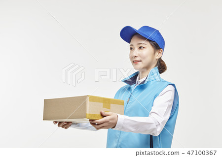 快遞,快遞文章,送貨員,年輕男子,年輕女子 快遞,快遞文章,送貨員,年輕男子,年輕女子 47100367