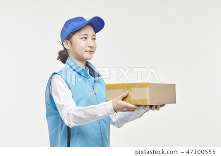 Courier, Courier article, Delivery man, Young man, Young woman Courier, Courier article, Delivery man, Young man, Young woman 47100555