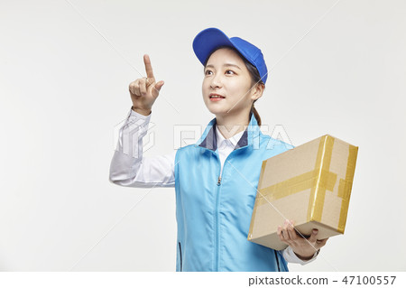 Courier, Courier article, Delivery man, Young man, Young woman 47100557