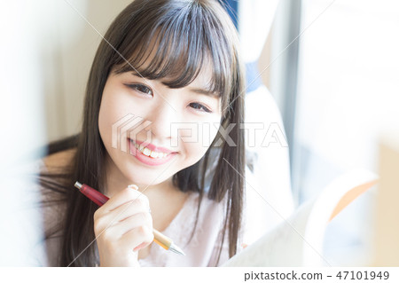 A woman studying 47101949