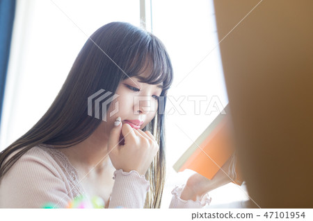 A woman studying 47101954