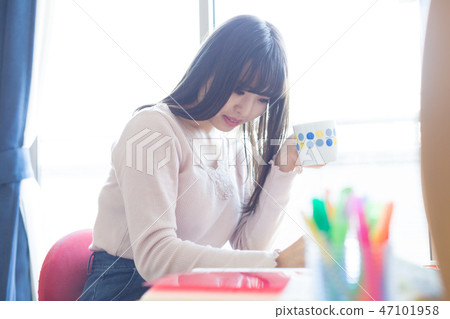 一個女人在學習 47101958