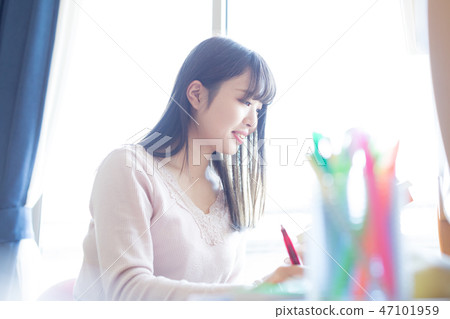 一個女人在學習 47101959