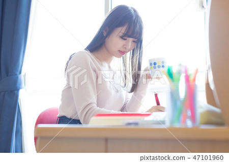 一個女人在學習 47101960