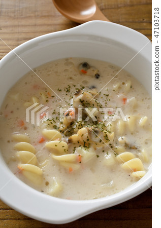 Clam chowder 47103718