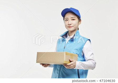 Courier, Courier article, Delivery man, Young man, Young woman 47104630