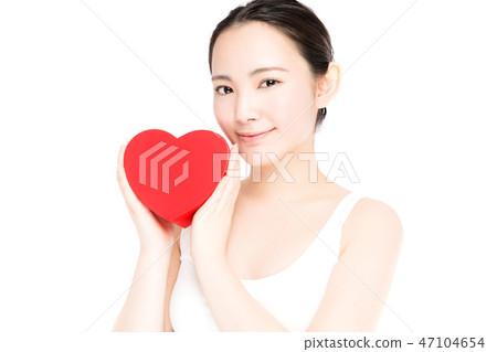 Woman with heart 47104654