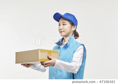 Courier, Courier article, Delivery man, Young man, Young woman 47106381