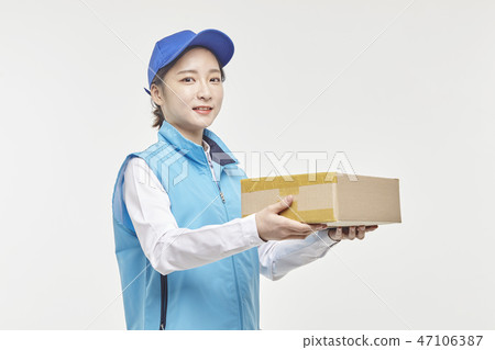 Courier, Courier article, Delivery man, Young man, Young woman 47106387