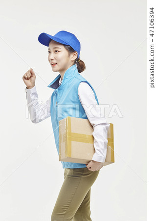 Courier, Courier article, Delivery man, Young man, Young woman 47106394