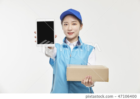 Courier, Courier article, Delivery man, Young man, Young woman 47106400