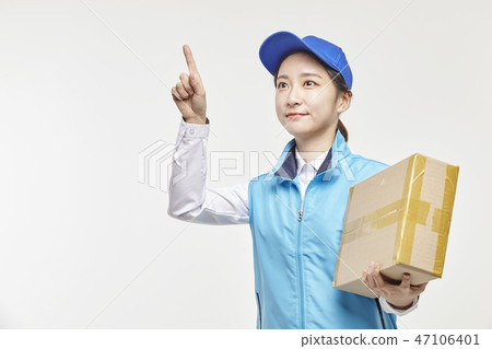 Courier, Courier article, Delivery man, Young man, Young woman 47106401