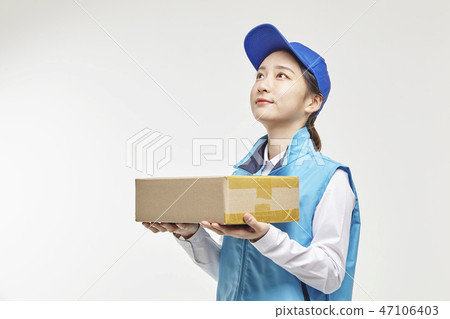 Courier, Courier article, Delivery man, Young man, Young woman 47106403