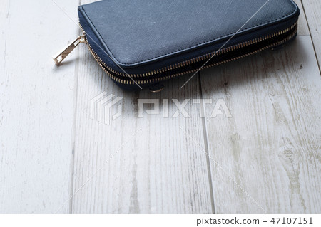 Navy wallet 47107151