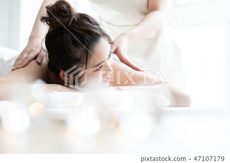 Young women beauty salon Young women beauty salon 47107179