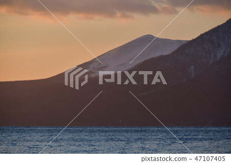 在清晨拍攝了千歲市附近的支笏湖的冬天風景 在清晨拍攝了千歲市附近的支笏湖的冬天風景 47107405