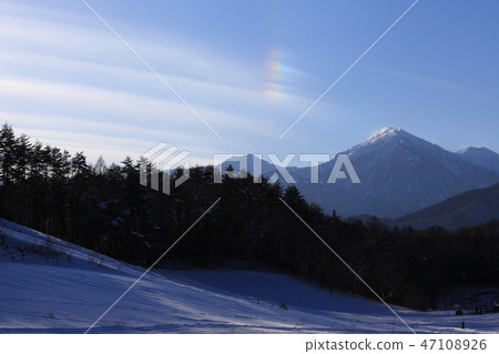 Vertical Rainbow Appearing in Horizontally Striped Clouds 47108926