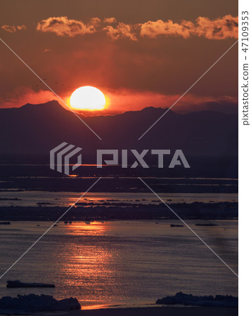 The rising sun over the frozen lake The rising sun over the frozen lake 47109353
