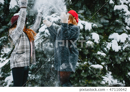 girls in winter 47110042