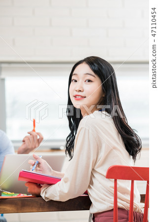 女實業家，辦公室工作者，會議，女實業家，年輕人，女商人，公告，報告，偶然 47110454