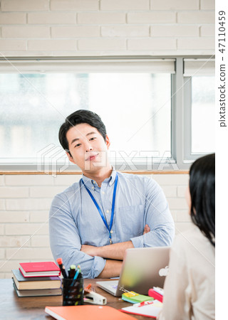 女實業家,辦公室工作者,會議,女實業家,年輕人,女商人,公告,報告,偶然 女實業家,辦公室工作者,會議,女實業家,年輕人,女商人,公告,報告,偶然 47110459