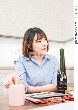 Businesswoman, office worker, meeting, businesswoman, young, business woman, announcement, reporting, casual Businesswoman, office worker, meeting, businesswoman, young, business woman, announcement, reporting, casual 47110512