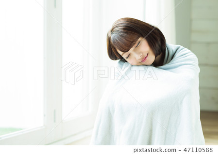 Woman chilling winter blanket living young woman Woman chilling winter blanket living young woman 47110588
