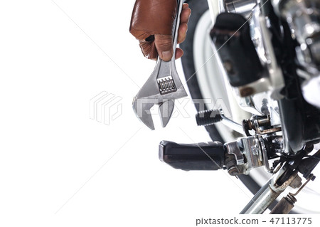 Cropped view of Mechanic using a wrench  47113775
