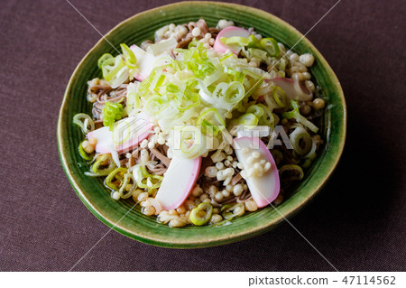 Cold fried grated buckwheat noodles 47114562