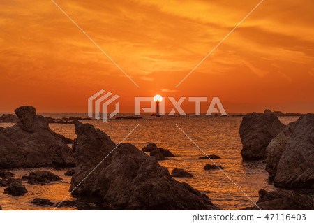 Hayama sunset and lighthouse (Kanagawa Prefecture Hayama Morito) 47116403
