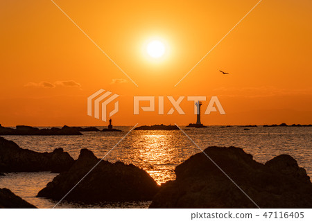 Hayama sunset and lighthouse (Kanagawa Prefecture Hayama Morito) 47116405