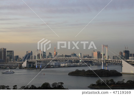 從Odaiba看見的黃昏的彩虹橋 從Odaiba看見的黃昏的彩虹橋 47119169