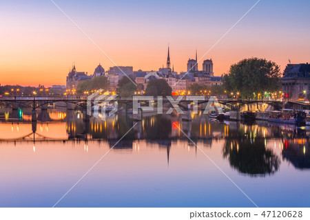 Night Ile de la Cite in Paris, France 47120628