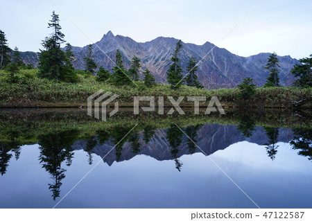 Northern Alps mirror pond reflection of the sea 47122587