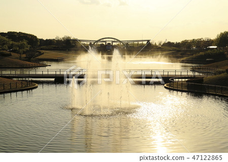 最先進的日立海灘公園日落水上舞台和翼門 47122865