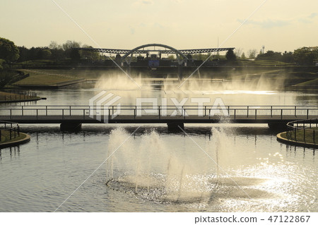 最先進的日立海灘公園日落水上舞台和翼門 47122867