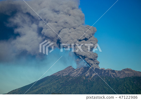 Eruption volcano and smoke emissions on the Gunung Agung, Bali, Indonesia Eruption volcano and smoke emissions on the Gunung Agung, Bali, Indonesia 47122986