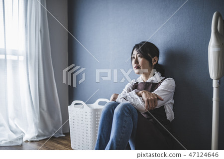 Sitting woman thinking 47124646