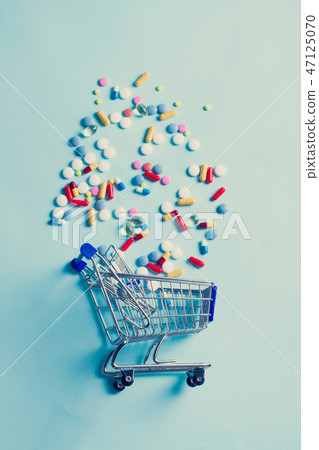 Pile of pills 47125070