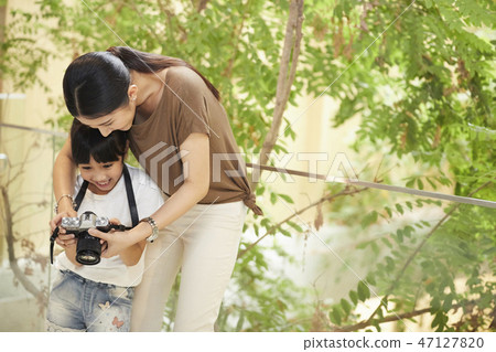 Parent and child lifestyle creative 47127820