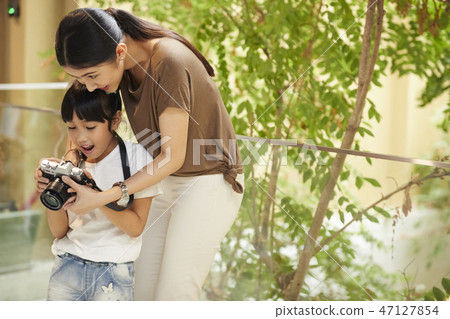 Parent and child lifestyle creative 47127854