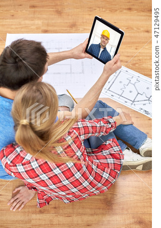 couple having video call with builder couple having video call with builder 47129495