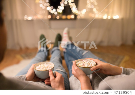 close up of couple drinking hot chocolate at home 47129504