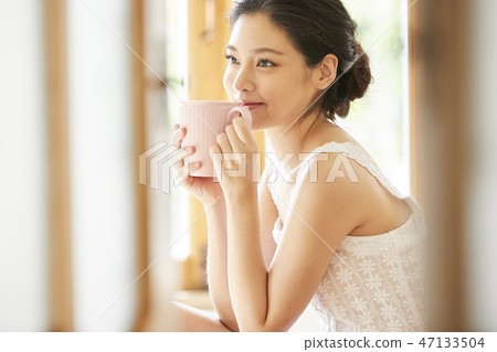 Woman relax 47133504