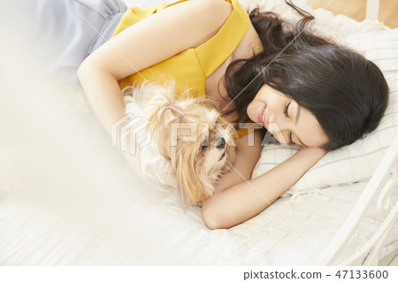 Woman pet lifestyle 47133600
