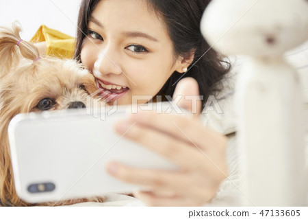 Woman pet lifestyle 47133605