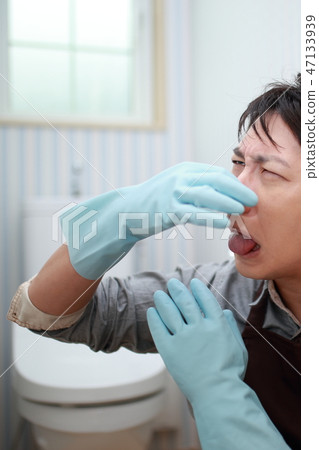 Cleaning the toilet (smelling hot smelling cleaning male body parts toilet dad husband husband housework rubber gloves toilet seat) 47133939