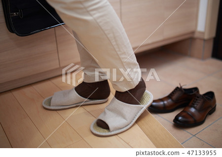 Attendance (front entrance hall Business casual work Return home Attendance Commute Outing Faceless Copy space Home) 47133955